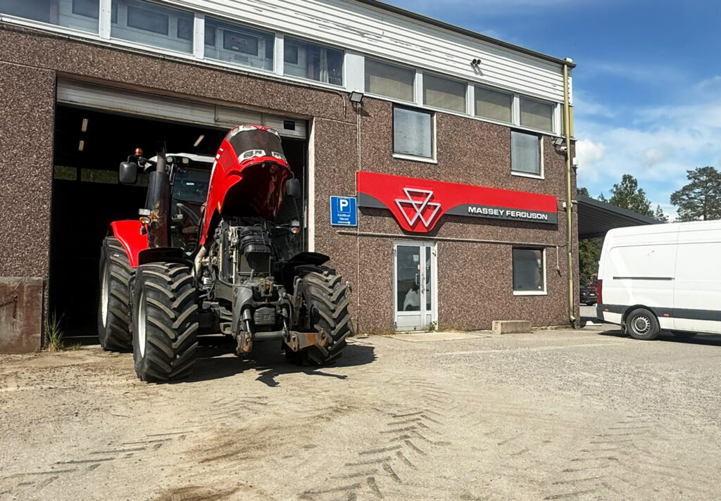 Maatalouskonehuolto Sillantaan Raision korjaamon edessä Massey Ferguson -traktori.