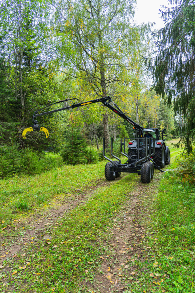 Palms 3.67 metsäkuormain metsätiellä.