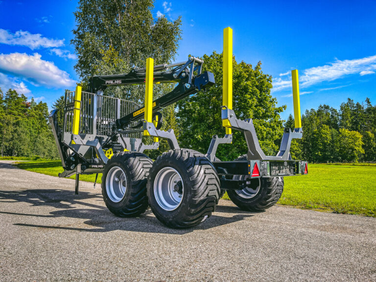 Palms 8D -metsäkärry ja kuormaaja tiellä kuvattuna.