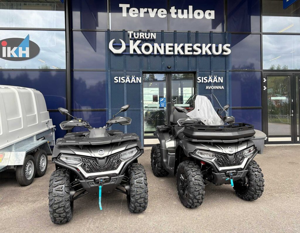 CFMOTO CFORCE 625 S - ja -L mönkijät Turun Konekeskuksen Turun myymälän edessä