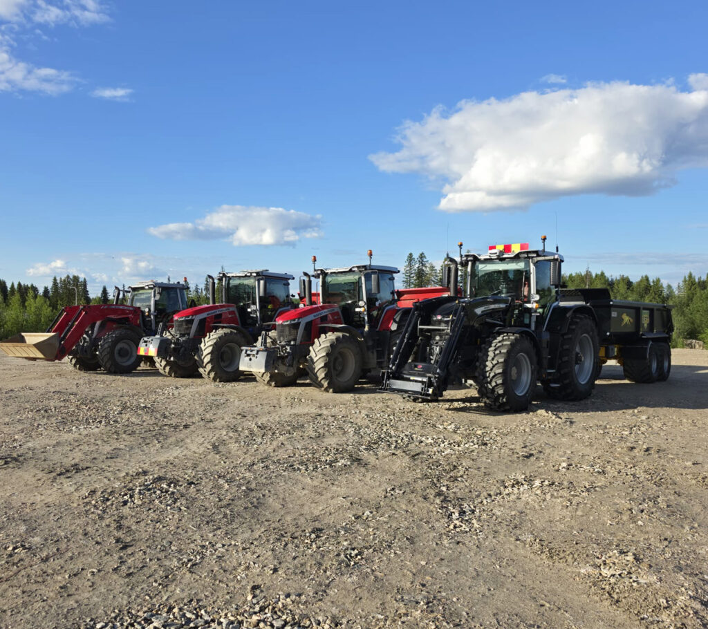 Neljä Massey Ferguson -traktoria maansiirtotyömaalla.