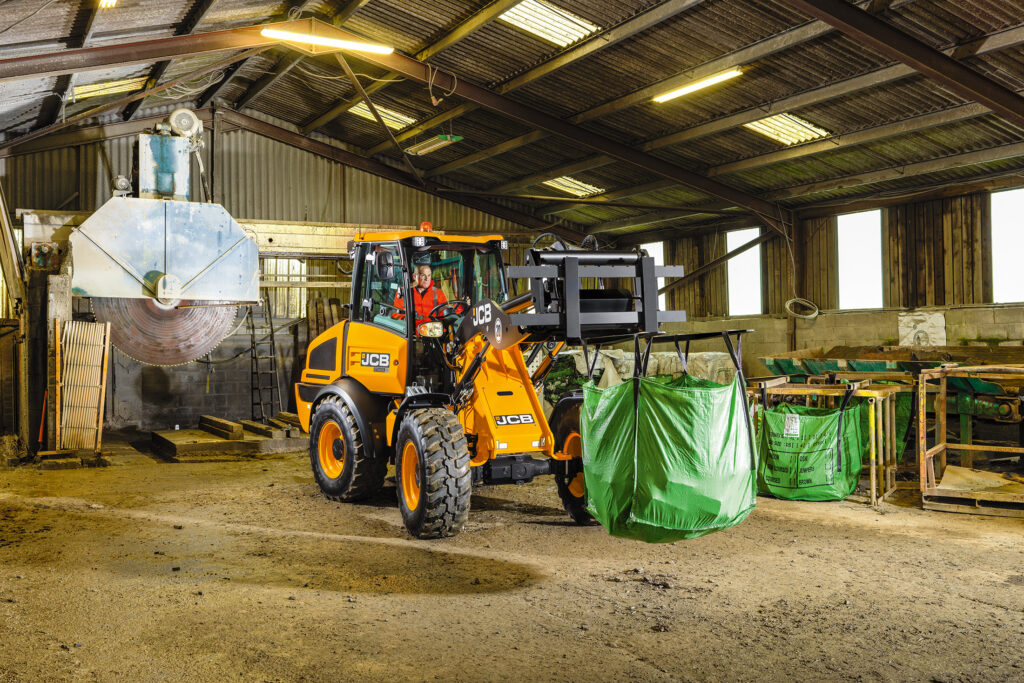 JCB 409 Agri -pyöräkuormaaja siirtämässä suursäkkiä.