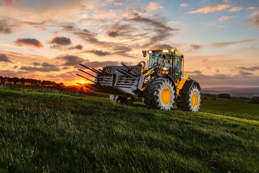 JCB 419S-pyöräkuormaaja pellolla.