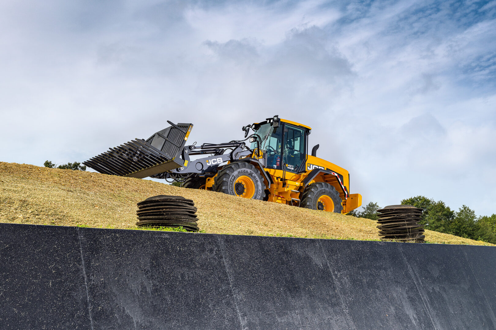 JCB 427 Agri-pyöräkuormaaja rehuaumassa.