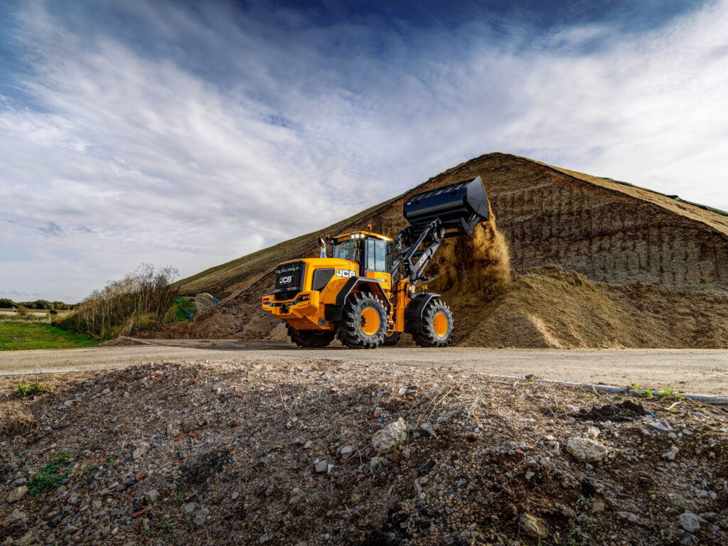JCB 435S -pyöräkuormaaja työntämässä rehua.