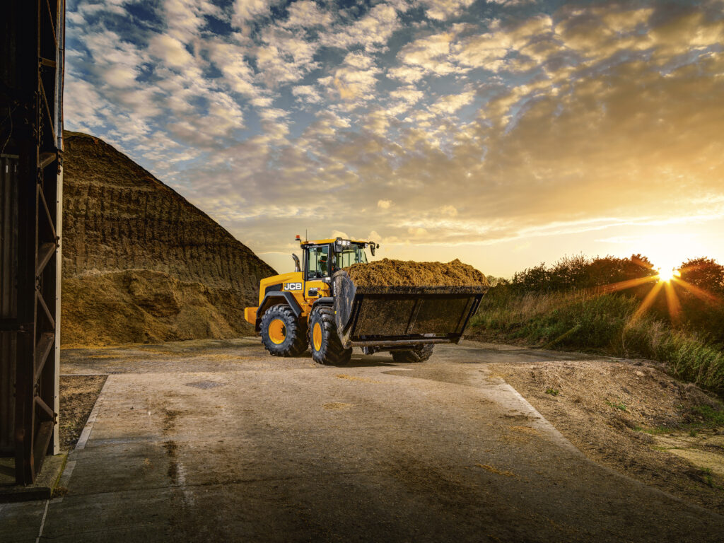JCB 435S -pyöräkuormaaja nostamassa rehua.