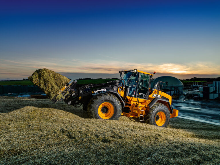 JCB 457S -pyöräkuormaaja työntämässä rehua.