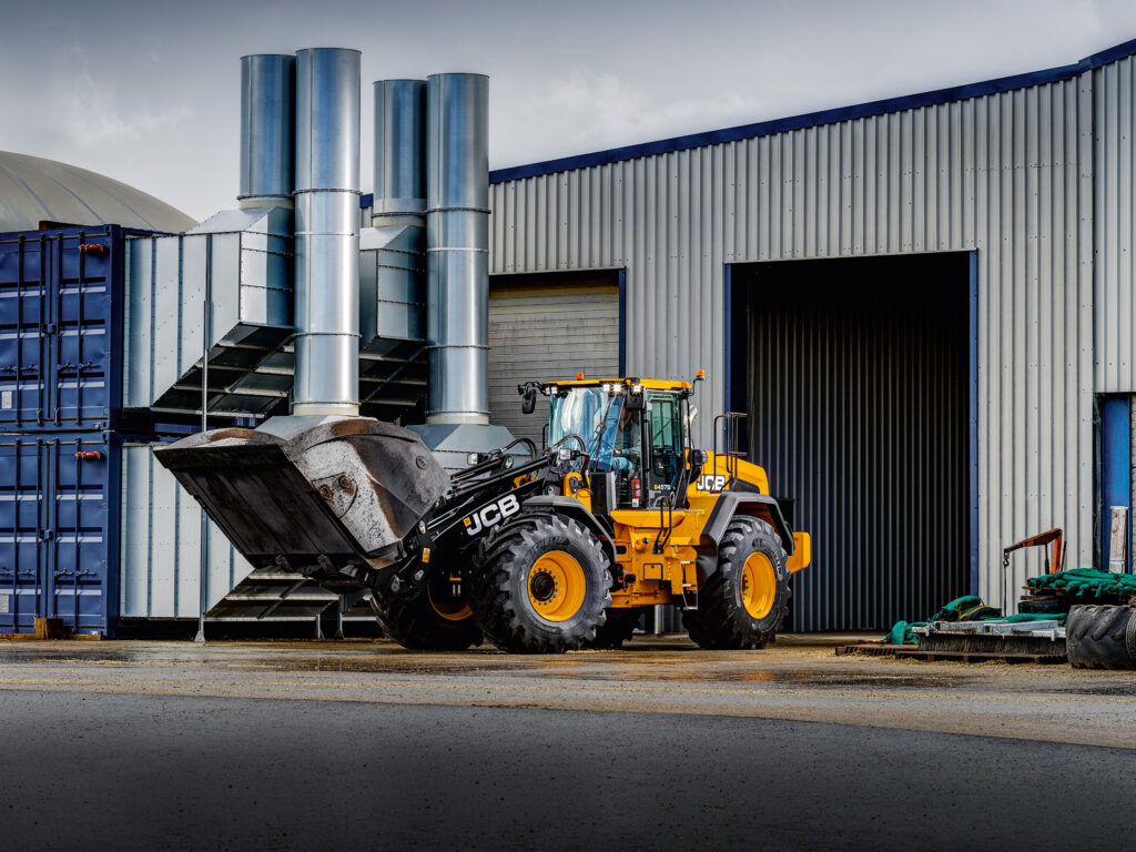 JCB 457S -pyöräkuormaaja työmaahallin edessä.