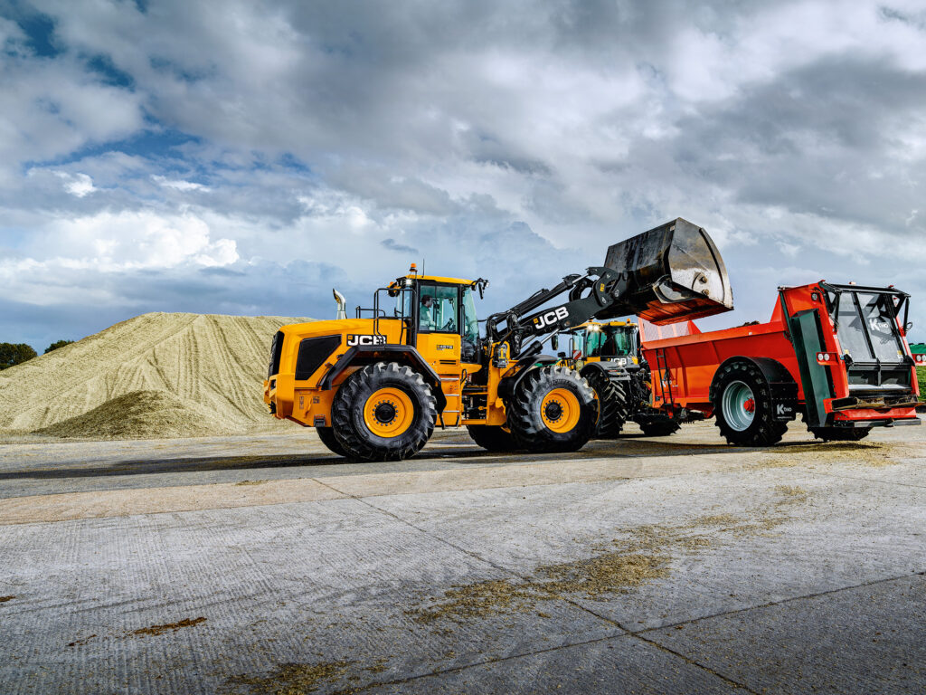JCB 457S -pyöräkuormaaja lastaamassa kuormaa.