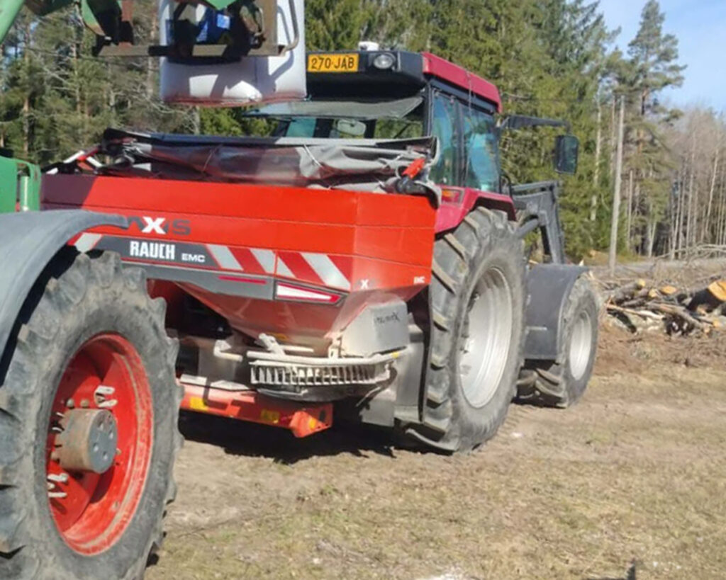 Rauch Axis EMC -lannoitteenlevitin hakemassa lisää lannoitetta.