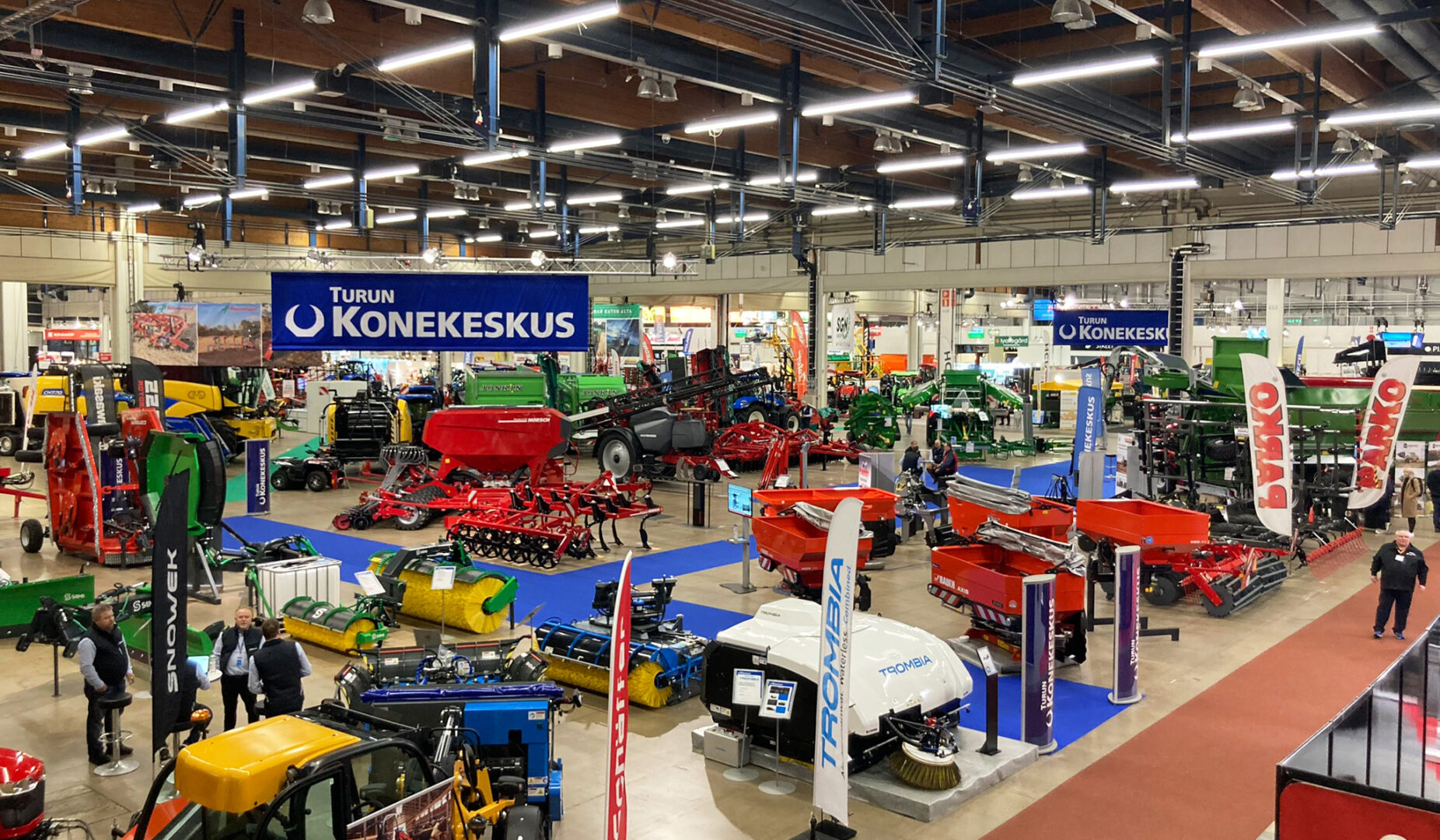 Helsingin maatalouskonemessuilla Turun Konekeskuksen osasto, jossa on useita eri koneita eri tuotemerkeiltä.