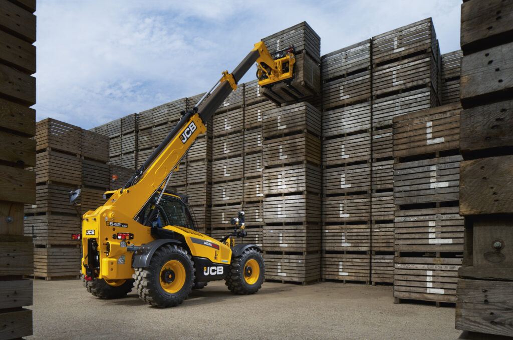 JCB 542-100 Agrisuper -kurottaja nostamassa laatikoita.