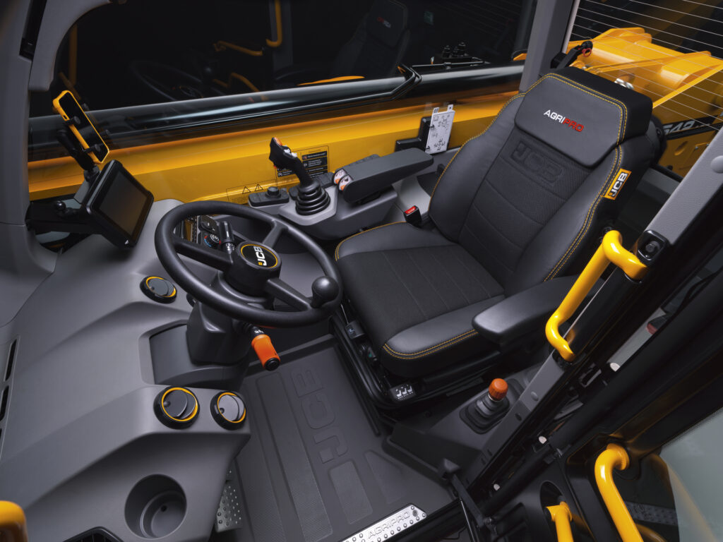 JCB 542-100 Agrisuper -kurottajan ohjaamo.