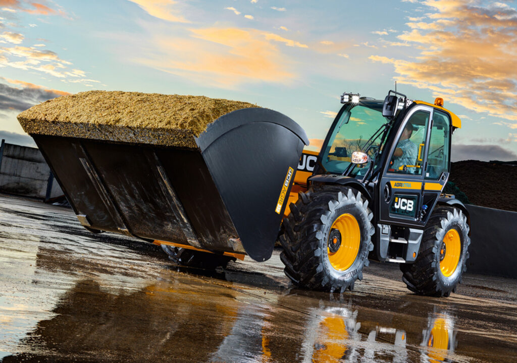 JCB 542-70 Agrisuper -kurottaja tuomassa rehua aumalta.