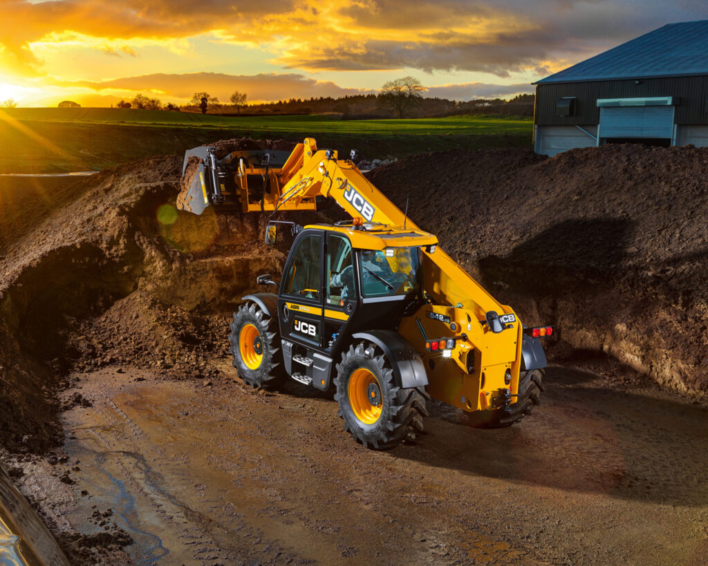 JCB 542-70 Agrisuper -kurottaja nostamassa turvetta kasasta.