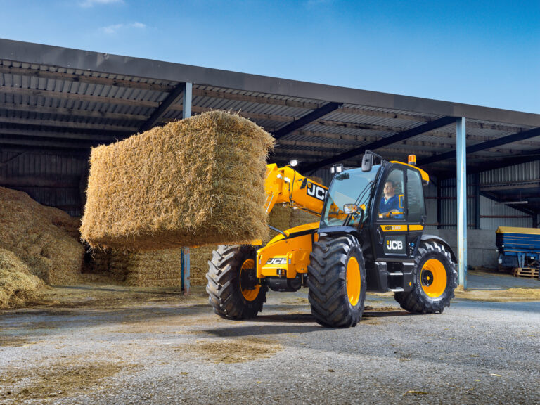 JCB 542-70 Agrisuper -kurottaja kantamassa paaleja.