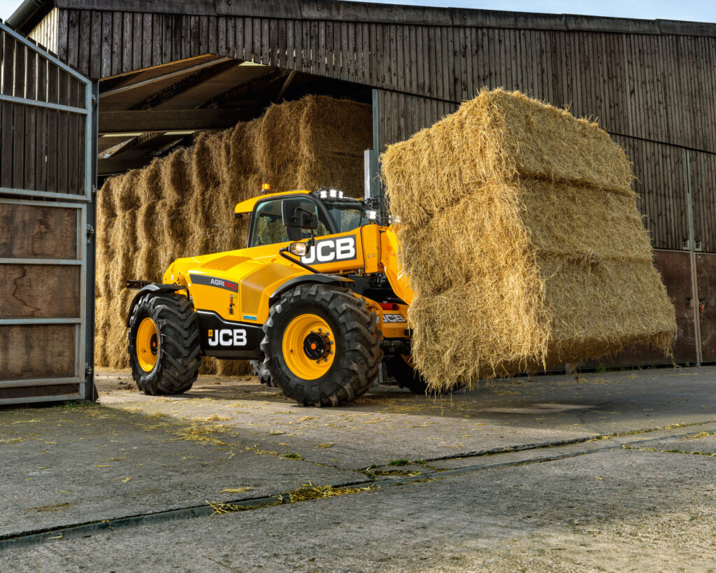 JCB 542-70 Agrisuper -kurottaja kantamassa olkipaaleja.