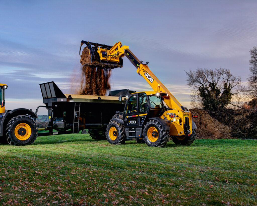 JCB 542-70 Agrisuper -kurottaja kippaamassa lantaa.