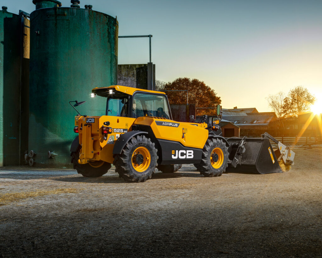 JCB 530-60 Agrisuper -kurottaja harjaamassa maatilan pihaa.