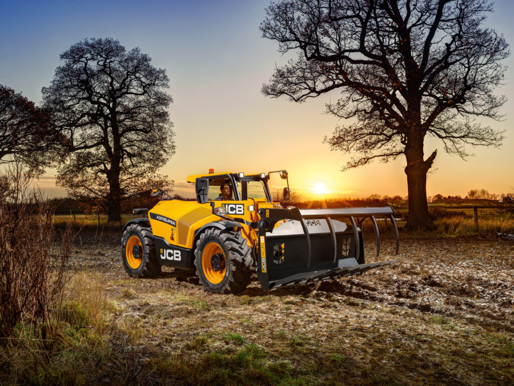 JCB 530-60 Agrisuper -kurottaja tulossa pellolta.