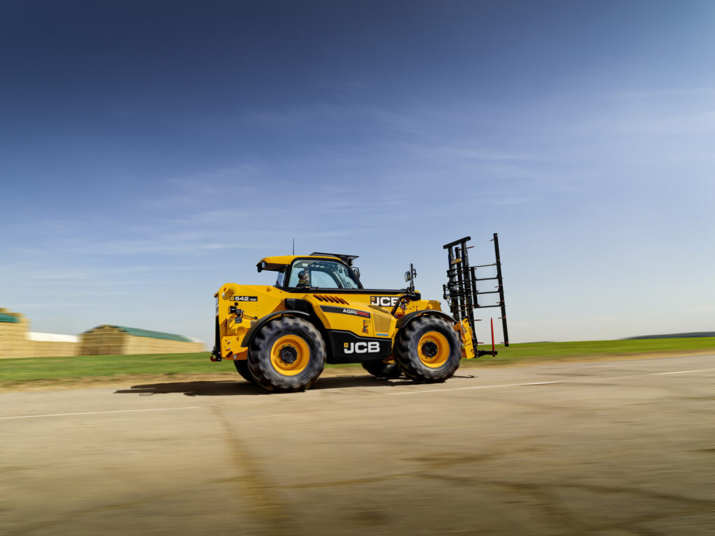 JCB 542-100 Agrisuper -kurottaja ajamassa maatilalla.