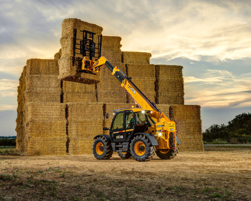 JCB 542-100 Agrisuper -kurottaja nostamassa olkipaaleja.