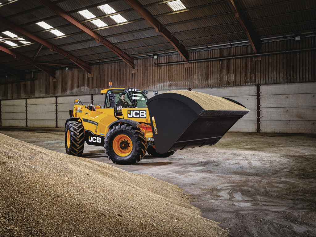JCB 560-80 Agri -kurottaja kantamassa viljaa.