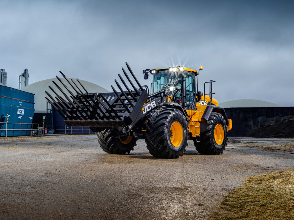 JCB 457S -pyöräkuormaaja maatilan pihalla.