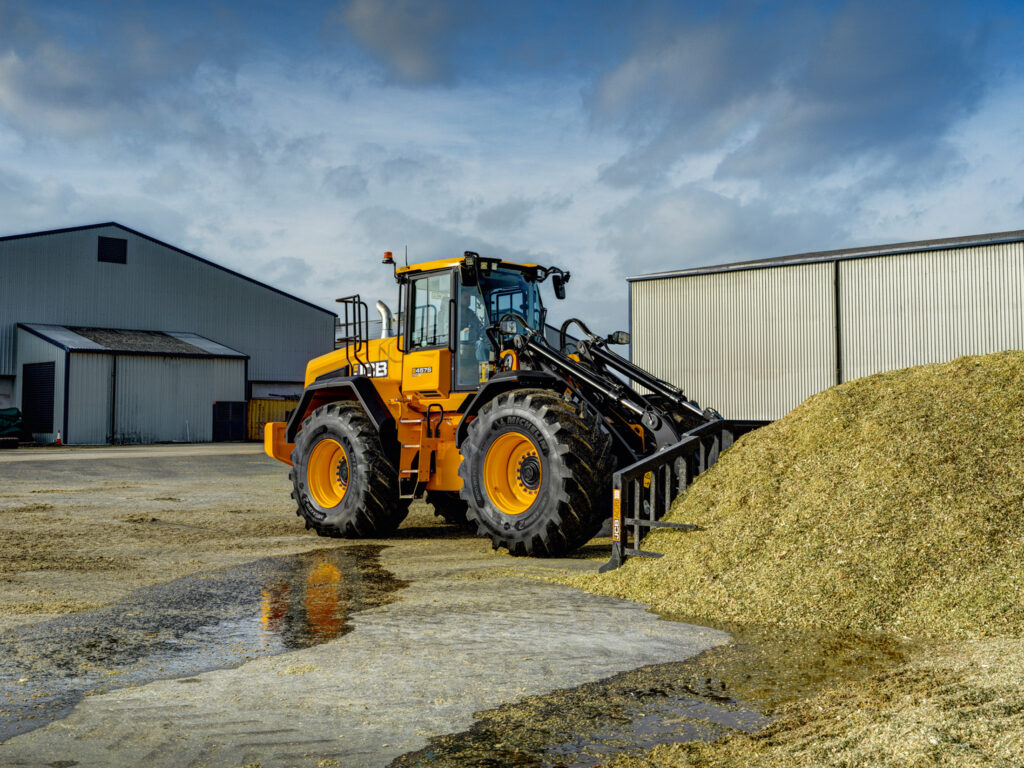 JCB 457S -pyöräkuormaaja työntämässä rehua.