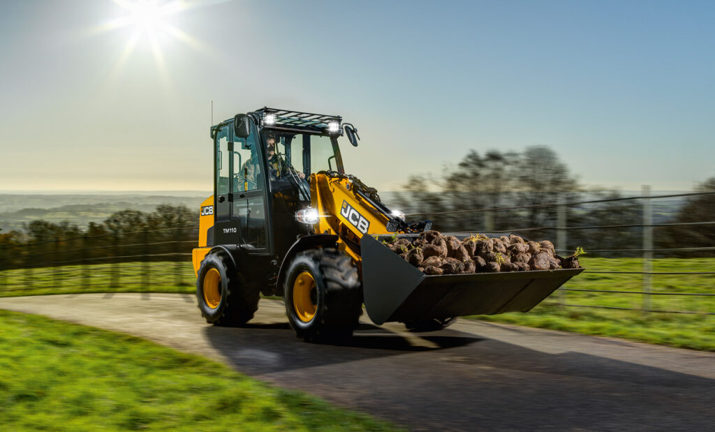 JCB TM110 Agri -kurottava pyöräkuormaaja kantamassa kiviä.