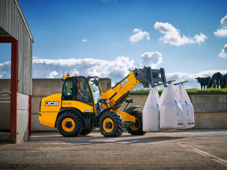 JCB TM280S Agri -kurottava pyöräkuormaaja nostamassa lannoitesäkkejä.