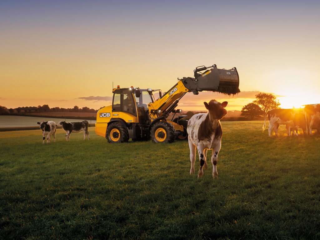 JCB TM280S Agri -kurottava pyöräkuormaaja ruokkimassa lehmiä.