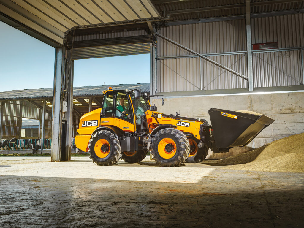 JCB TM320S Agri -kurottava pyöräkuormaaja lastaamassa viljaa.