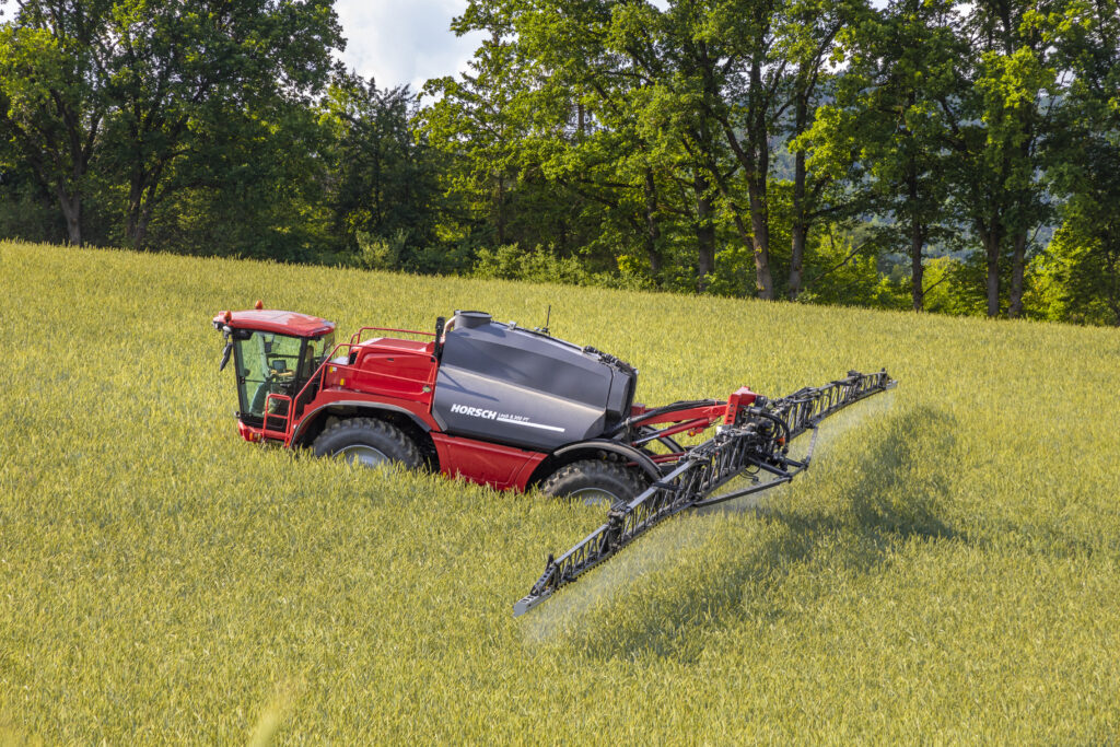 Horsch Leeb -ajettava kasvinsuojeluruisku ruiskuttamassa pellolla.