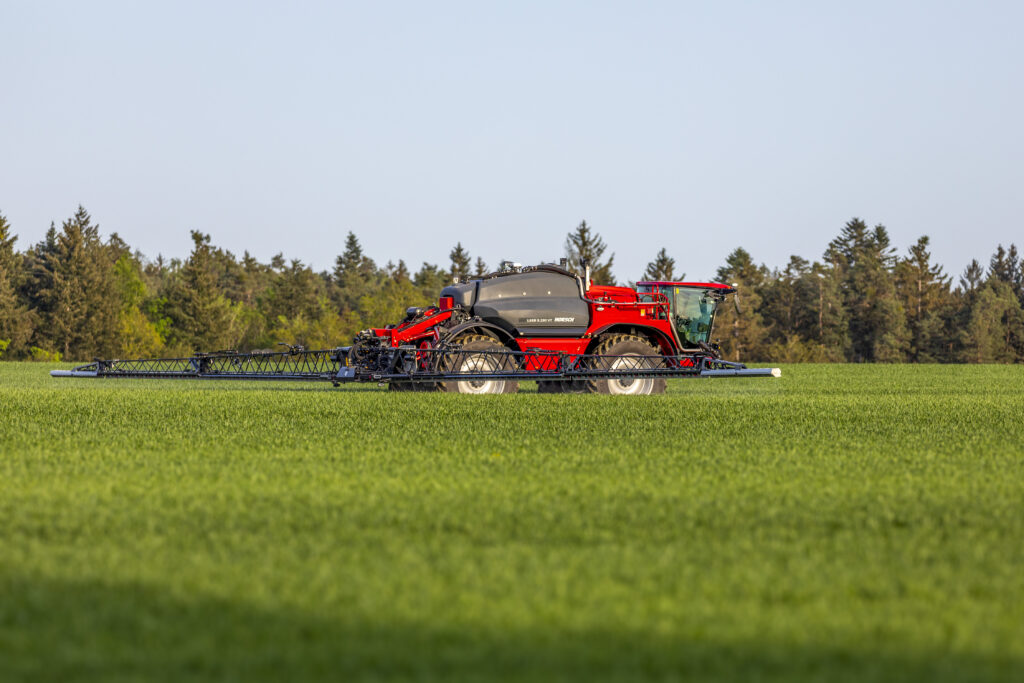 Horsch Leeb -ajettava kasvinsuojeluruisku ruiskuttamassa pellolla.