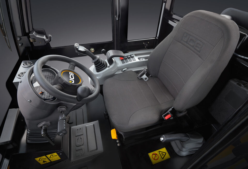 JCB 403 Agri -pyöräkuormaajan ohjaamo.