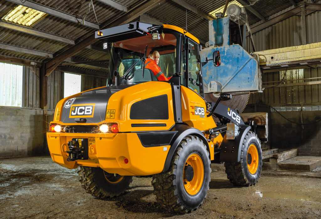 JCB 409 Agri -pyöräkuormaaja työskentelemässä maatilalla.