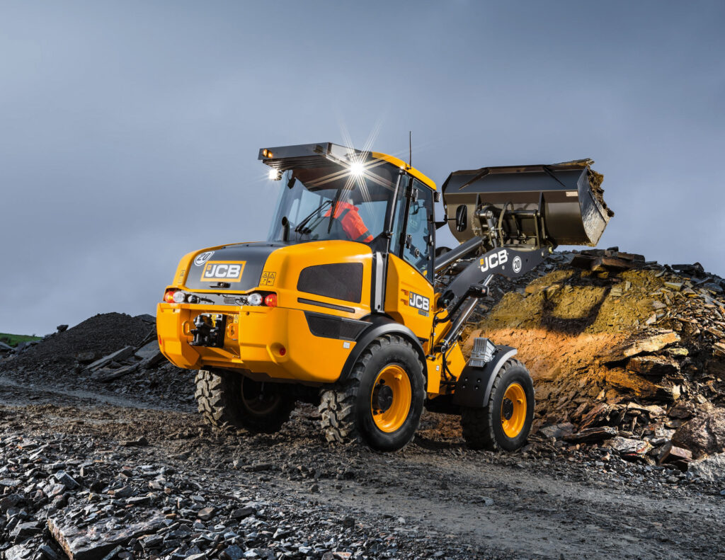 JCB 409 Agri -pyöräkuormaaja nostamassa materiaalia työmaalla.