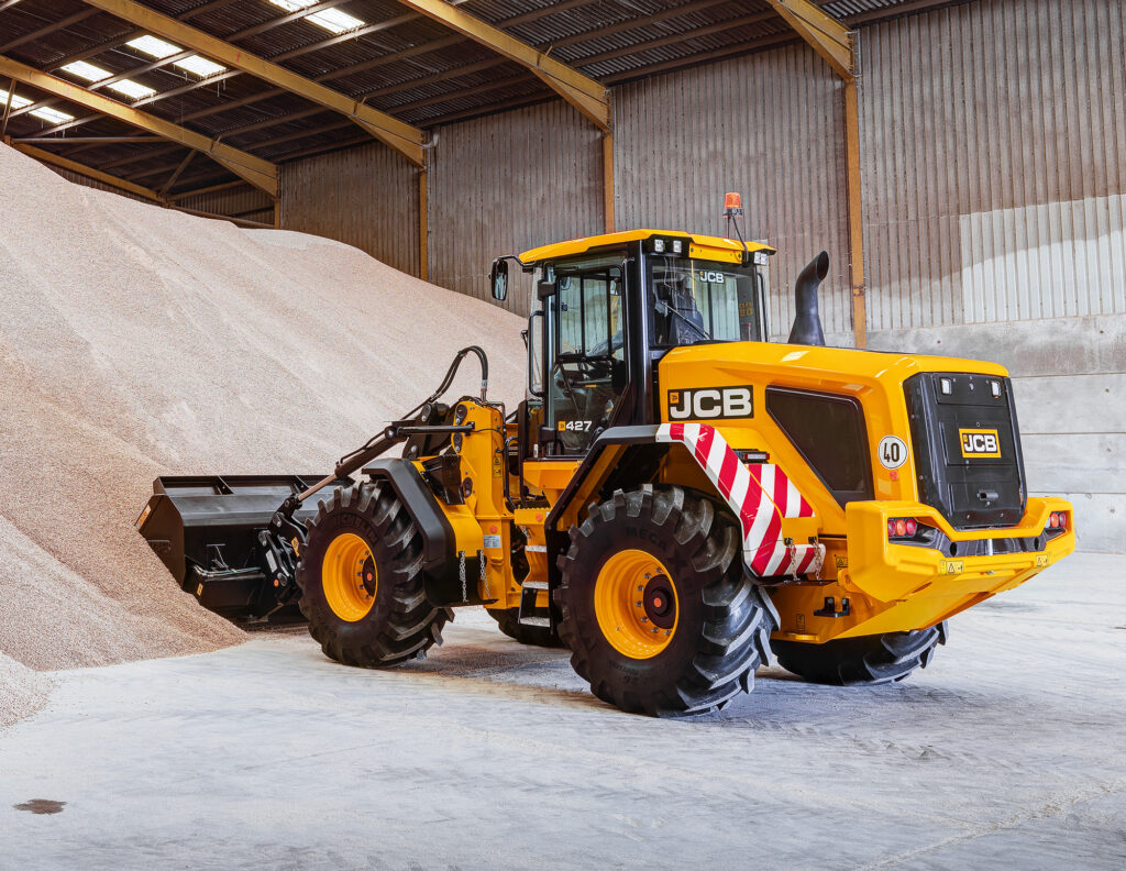 JCB 427 Agri -pyöräkuormaaja nostamassa viljaa.