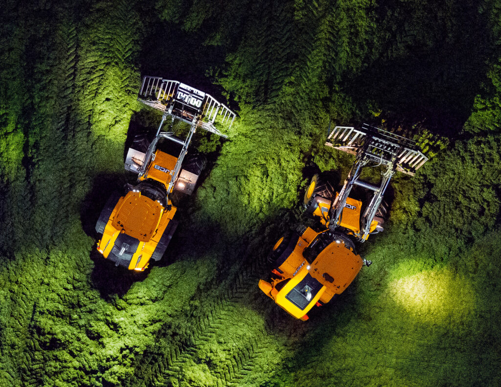 JCB 435S -pyöräkuormaajat aumalla työntämässä rehua.