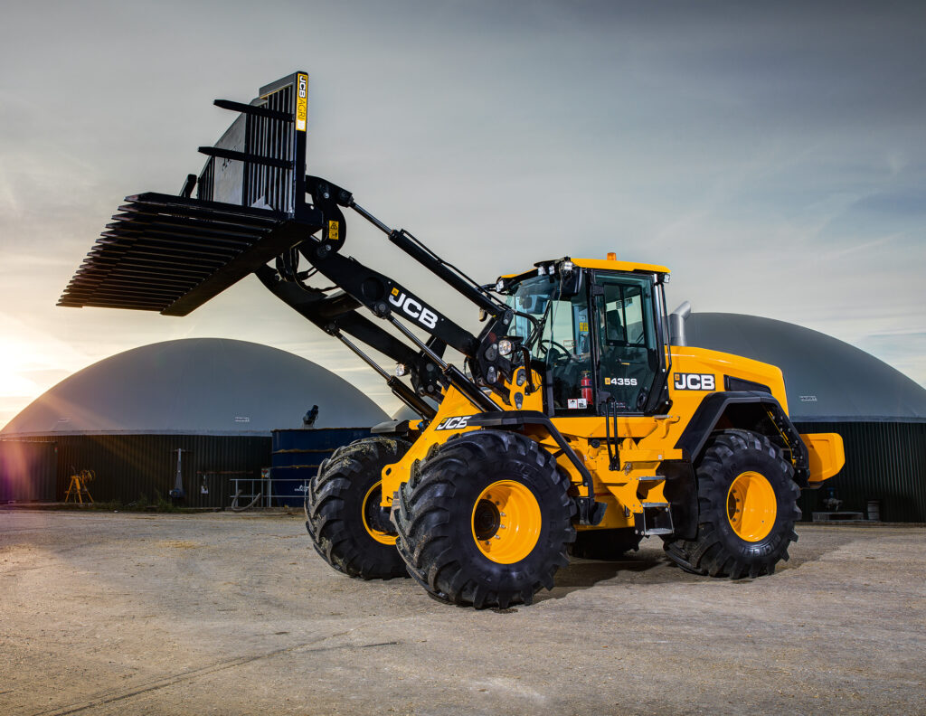 JCB 435S -pyöräkuormaaja maatilan pihalla.