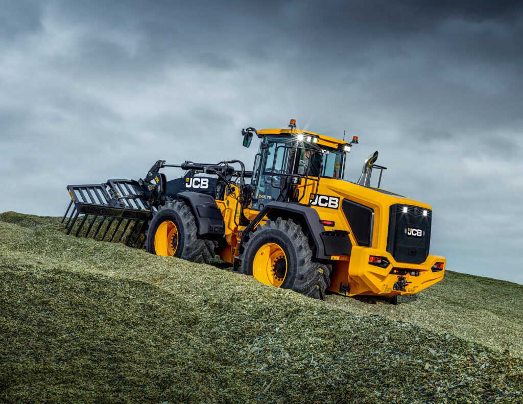 JCB 457S -pyöräkuormaaja työntämässä rehua aumalla.