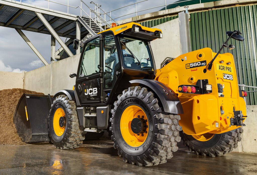 JCB 560-80 Agri -kurottaja ottamassa kauhalla rehua.