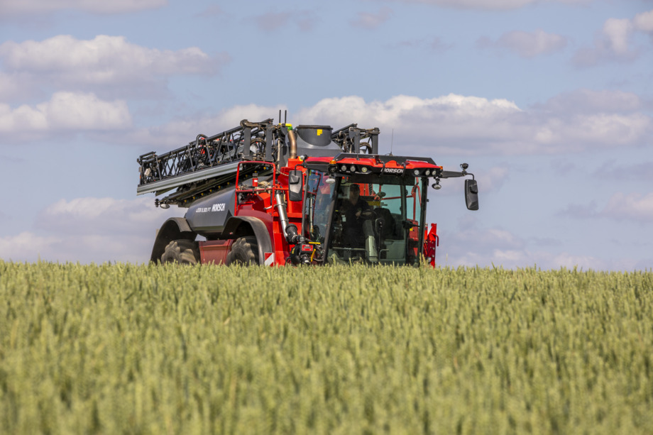 Horsch Leeb -ajettava kasvinsuojeluruisku ajamassa pellolla.