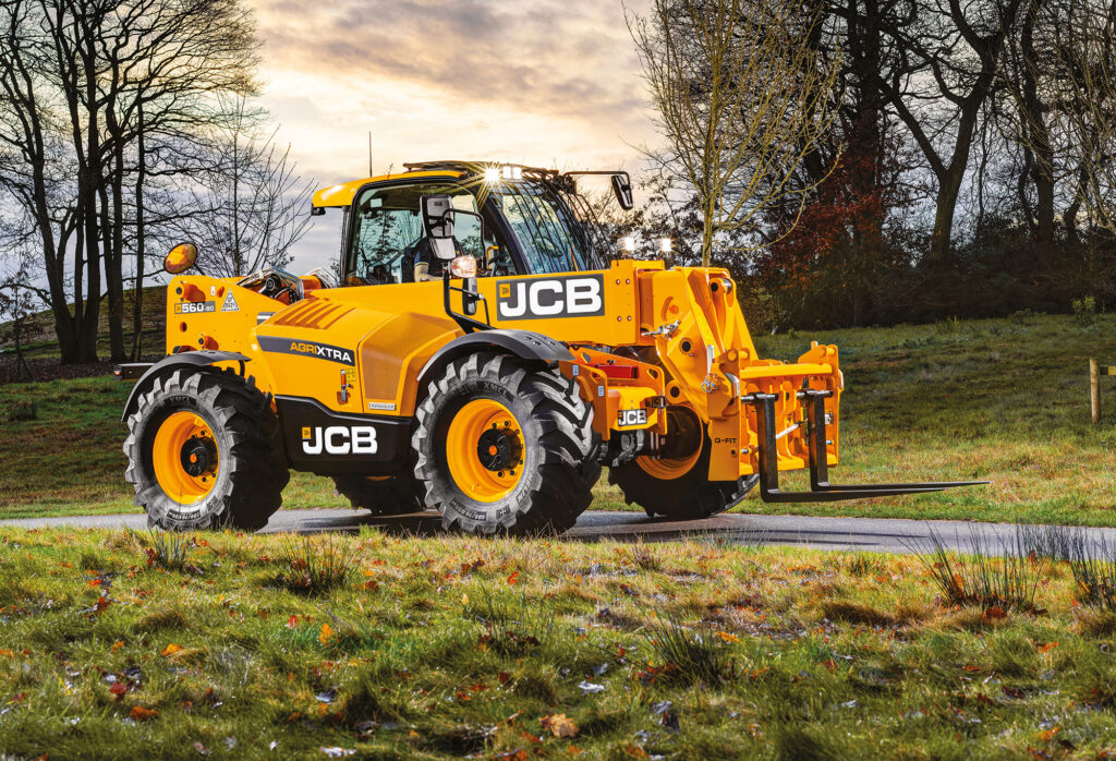 JCB 560-80 Agri -kurottaja ajamassa maatilalla.