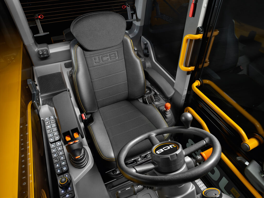 JCB 542-70 Agrisuper -kurottajan ohjaamo.