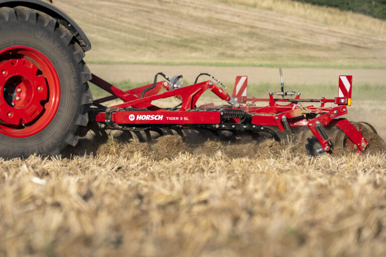 Horsch Tiger SL kultivaattori muokkaa sänkipeltoa.