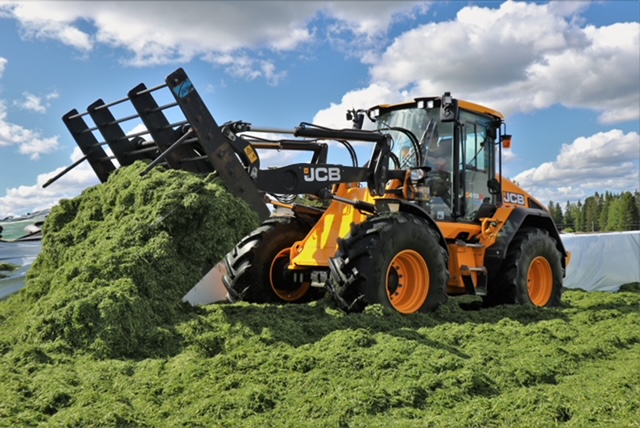 JCB 419S Jussi Lohikosken tilalla työntämässä rehua.