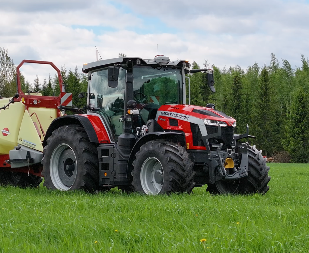 Massey Ferguson 7S MARK2 -traktori ruiskuttamassa pellolla.