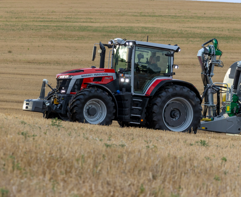 Massey Ferguson 7S MARK2 -traktori ajamassa lietettä pellolla.